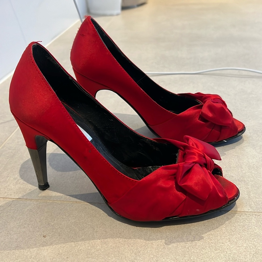 Zara size 36 Red open toe bow heels shoes satin type of fabric elegant party